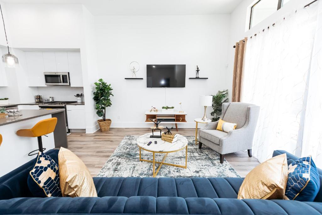 ein Wohnzimmer mit einem blauen Sofa in der Unterkunft Downtown Houston Modern Home in Houston