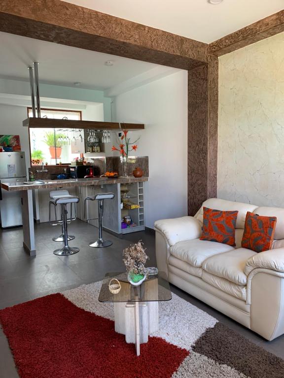 ein Wohnzimmer mit einem Sofa und einem Tisch in der Unterkunft Depa A - Primer Piso in Cajamarca