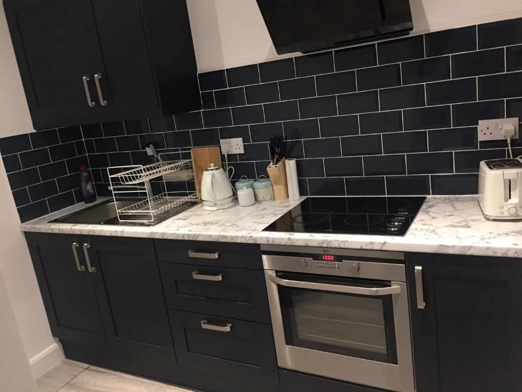 London Road Flats - Free WIFI, washing machine, smart TV, easy access to A50 - Deluxe Apartment