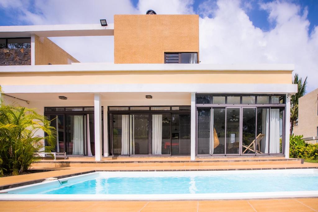 Bazén v ubytování Villa Simone: Sunlit Beach Getaway w/ Pool + WIFI nebo v jeho okolí