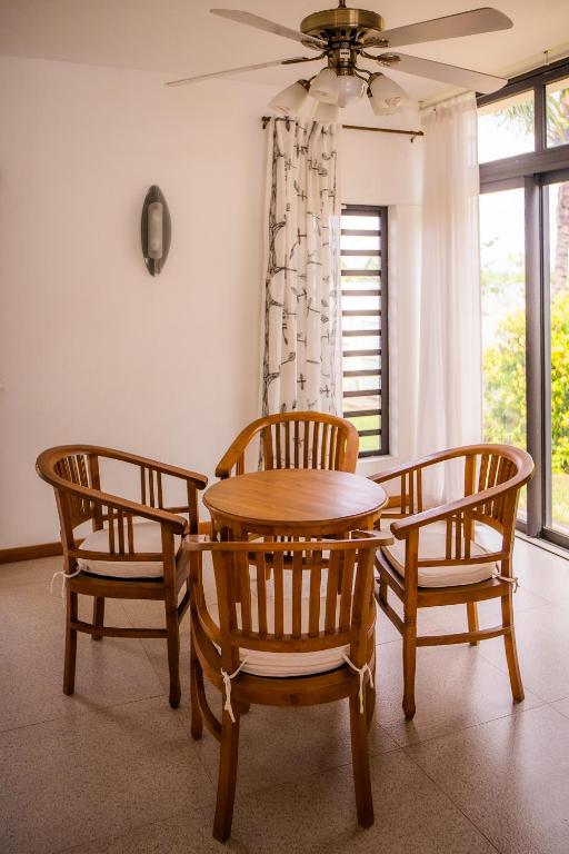 Posezení v ubytování Villa Simone: Sunlit Beach Getaway w/ Pool + WIFI