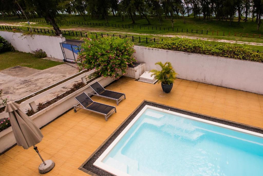 Bazén v ubytování Villa Simone: Sunlit Beach Getaway w/ Pool + WIFI nebo v jeho okolí
