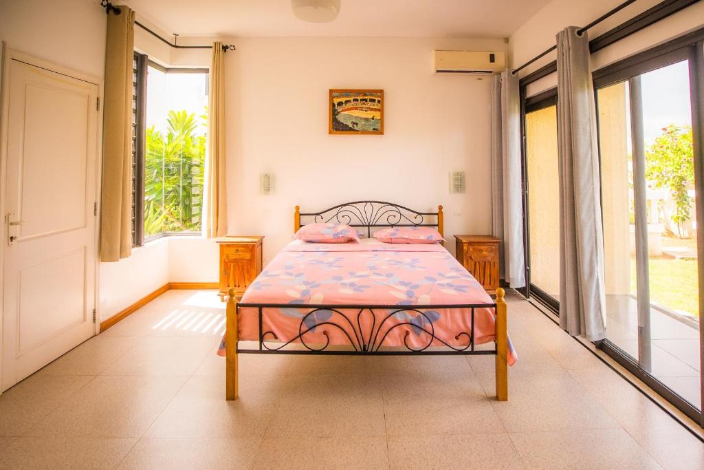 Postel nebo postele na pokoji v ubytování Villa Simone: Sunlit Beach Getaway w/ Pool + WIFI
