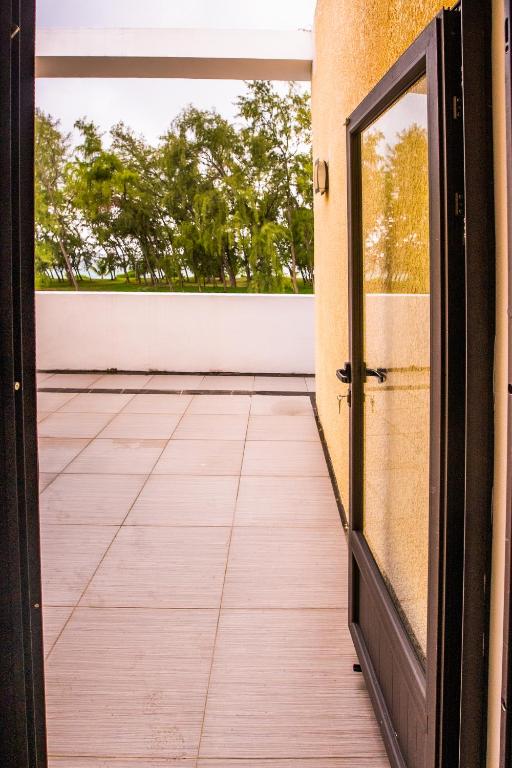 Balkón nebo terasa v ubytování Villa Simone: Sunlit Beach Getaway w/ Pool + WIFI