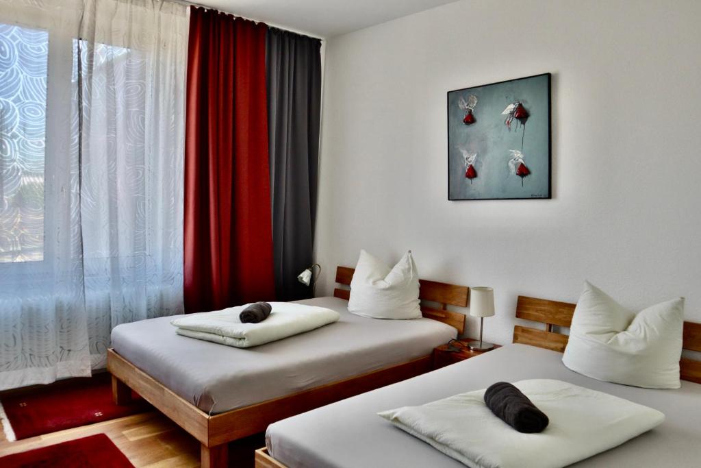 ein Hotelzimmer mit 2 Betten und einem Fenster in der Unterkunft Koelsche Kluengel in Köln
