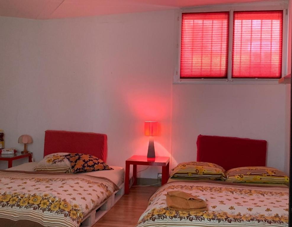 een slaapkamer met 2 bedden en een tafel met een lamp bij Princess marfil in Biel