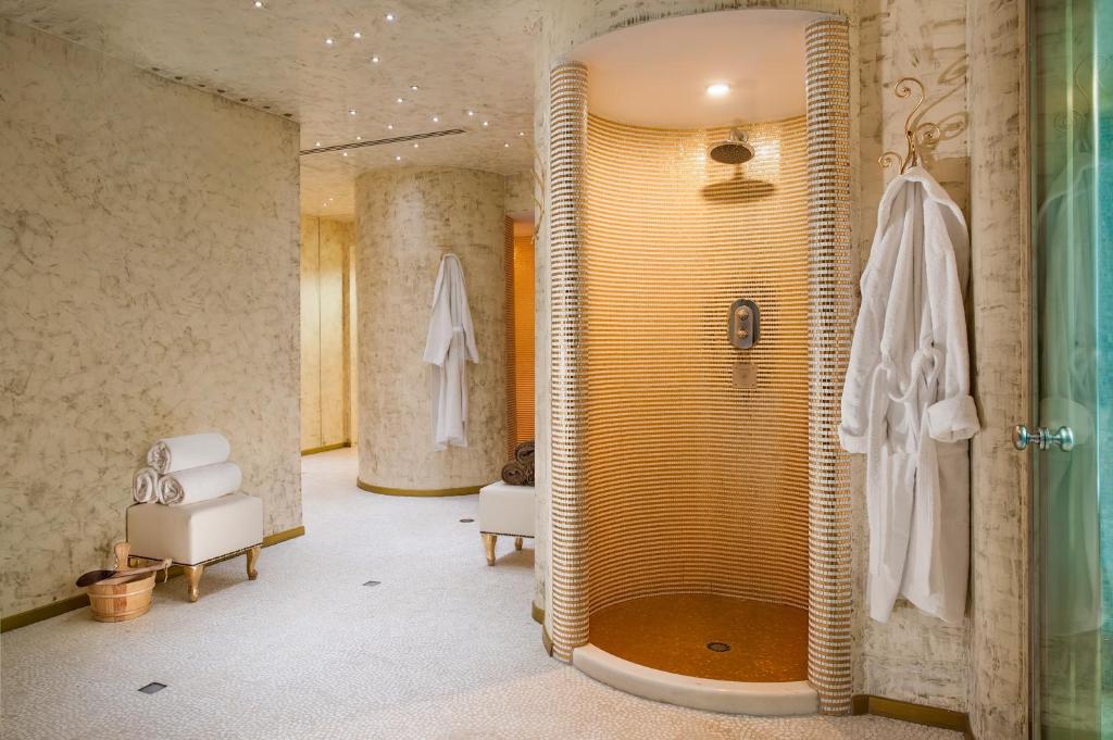 Koupelna v ubytování Royal Hotel Carlton