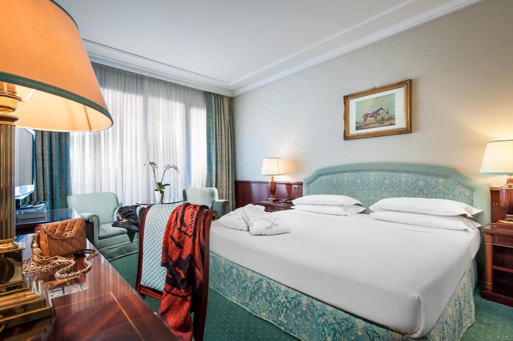 Postel nebo postele na pokoji v ubytování Royal Hotel Carlton