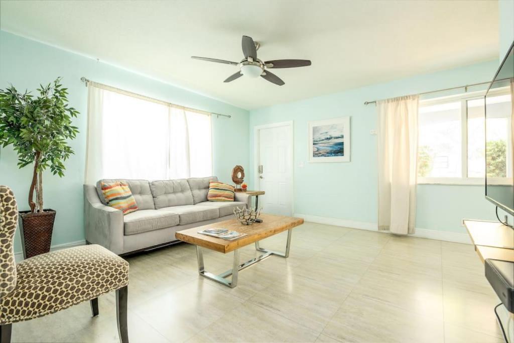 un soggiorno con divano e ventilatore a soffitto di Steps to Sand and Sea 1 a Fort Lauderdale