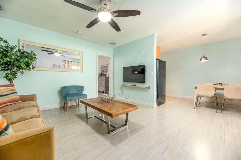 uma sala de estar com um sofá e uma mesa em Steps to Sand and Sea 3 em Fort Lauderdale