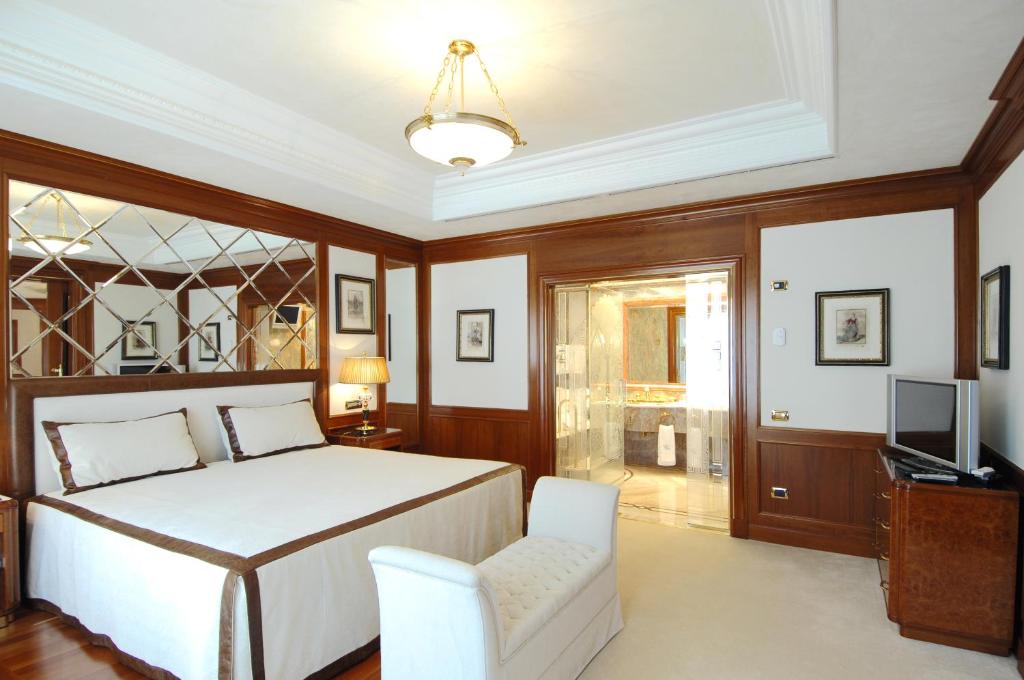 TV a/nebo společenská místnost v ubytování Royal Hotel Carlton