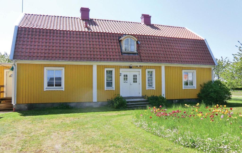 a yellow house with a red roof at Holiday Home Möllstorpsgatan Färjestaden in Färjestaden