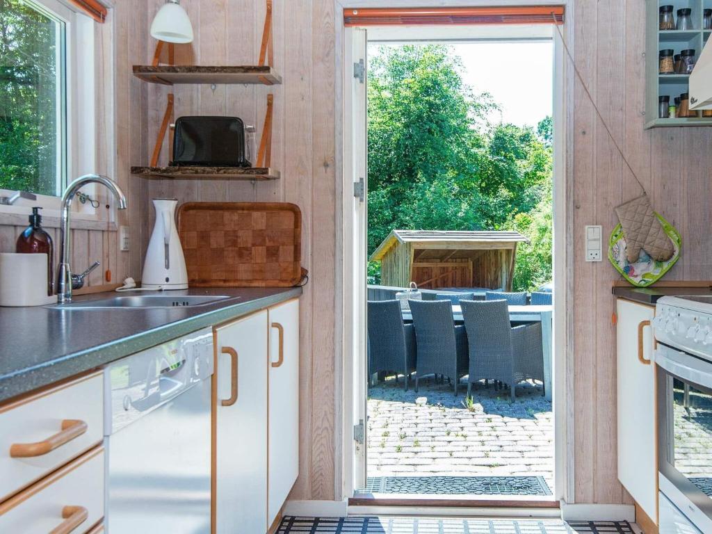 Kuchyň nebo kuchyňský kout v ubytování 8 person holiday home in Glesborg-By Traum