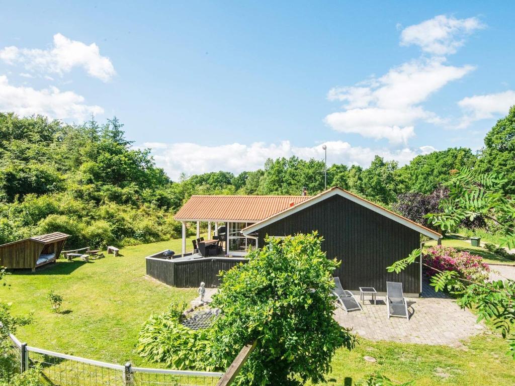 Fjellerup Strandにある8 person holiday home in Glesborgの大庭のある家
