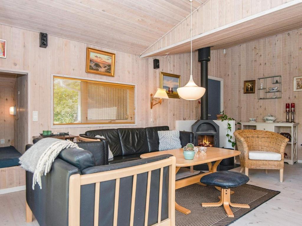 Posezení v ubytování 8 person holiday home in Glesborg-By Traum