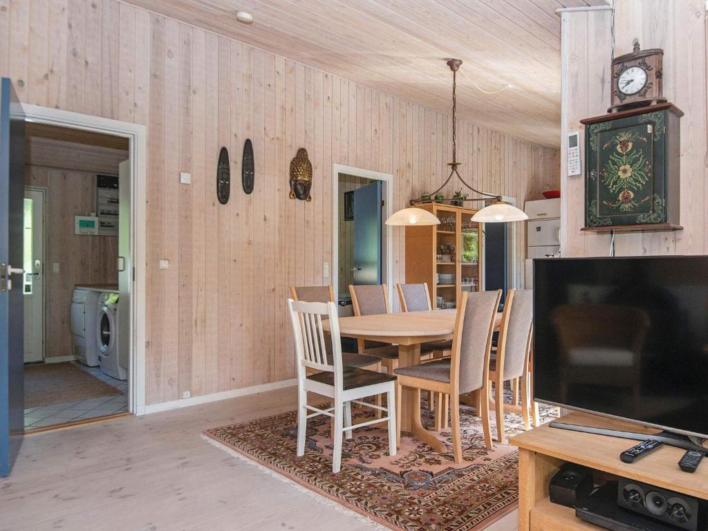 TV a/nebo společenská místnost v ubytování 8 person holiday home in Glesborg-By Traum