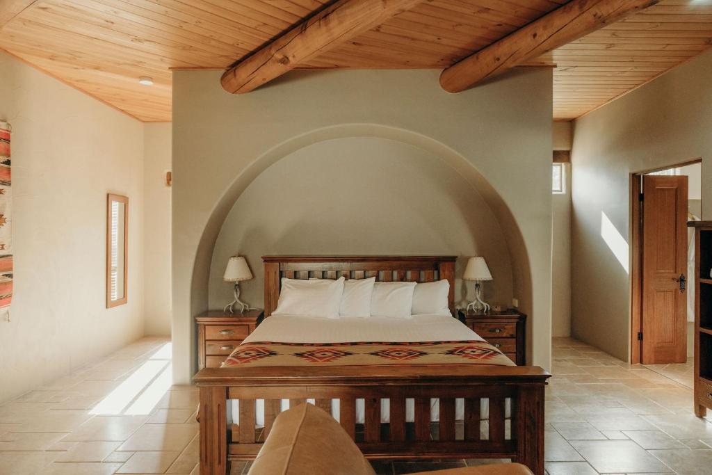 Postel nebo postele na pokoji v ubytování Casa La Vina Pokolbin - Romantic Villas with Outdoor Hot Tubs and Fireplaces