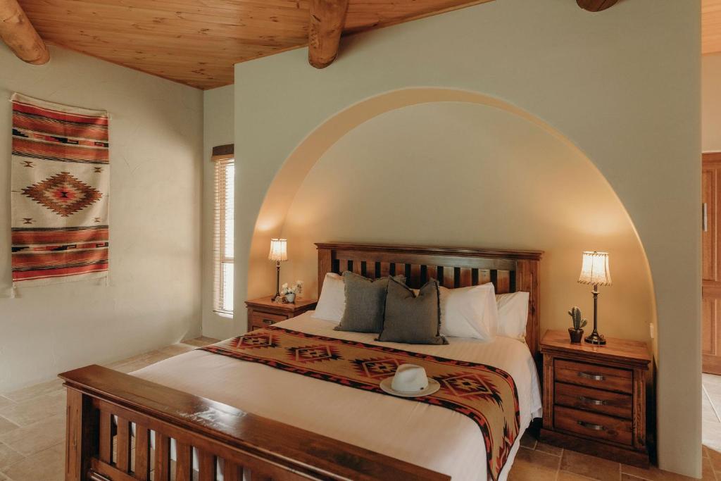 Postel nebo postele na pokoji v ubytování Casa La Vina Pokolbin - Romantic Villas with Outdoor Hot Tubs and Fireplaces