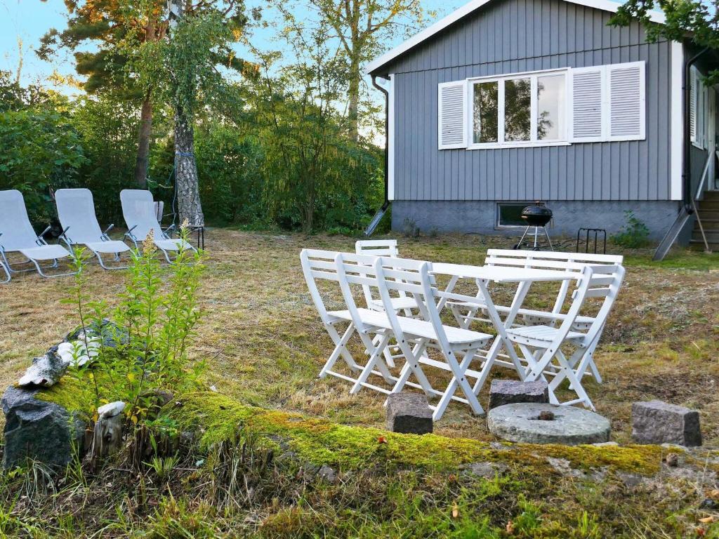 een groep stoelen in een tuin met een huis bij 6 person holiday home in 38472-By Traum in Tillingenabben