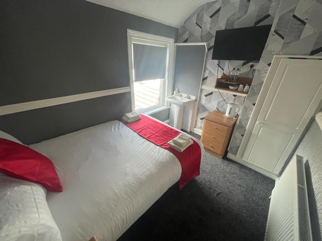 une chambre avec un grand lit et une fenêtre dans l'établissement KM Central Pier, à Blackpool