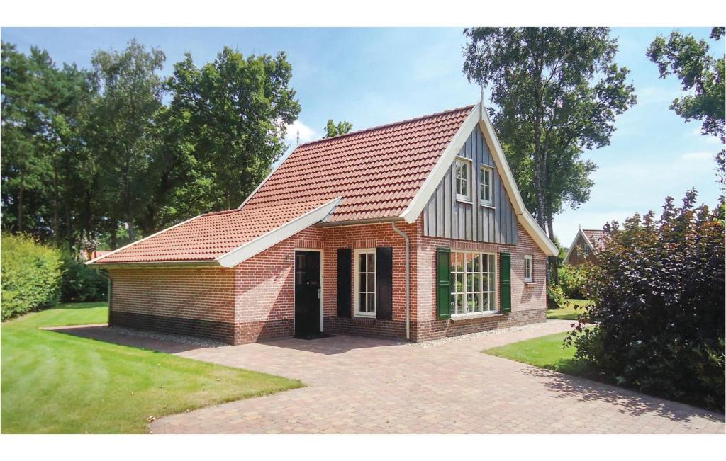 uma pequena casa de tijolos com telhado vermelho em Buitengoed Het Lageveld - 107 em Hoge-Hexel