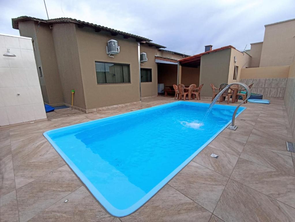 ein großes blaues Schwimmbecken mit Wasserrutsche in der Unterkunft Casa linda caldas novas in Caldas Novas