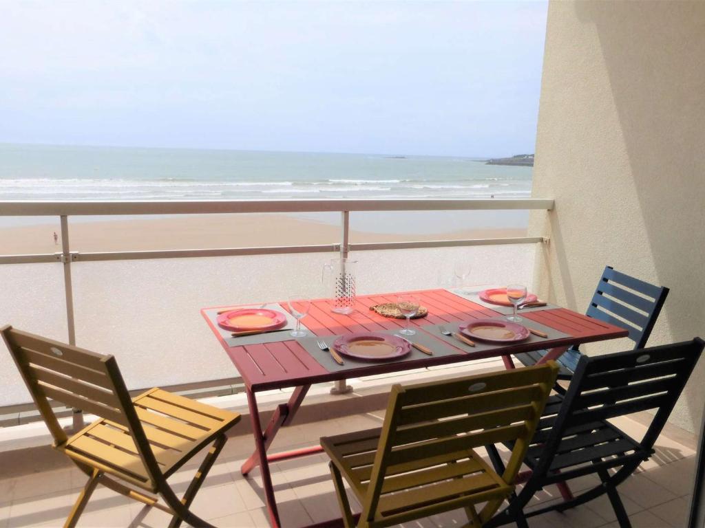 une table et des chaises sur un balcon avec l'océan dans l'établissement Studio cabine 4 pers, parking, plage, 2 étoiles, Saint-Gilles-Croix-de-Vie - FR-1-224-791, à Saint-Gilles-Croix-de-Vie