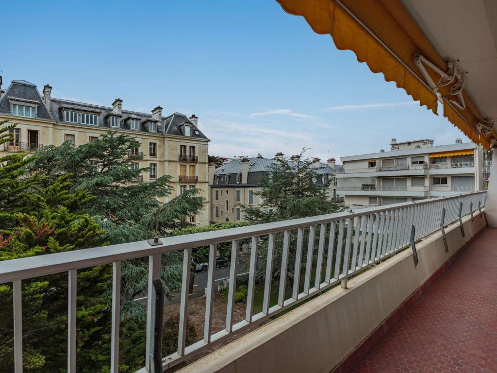 einen Balkon mit Blick auf die Gebäude in der Unterkunft Appartement Biarritz, 3 pièces, 4 personnes - FR-1-3-560 in Biarritz