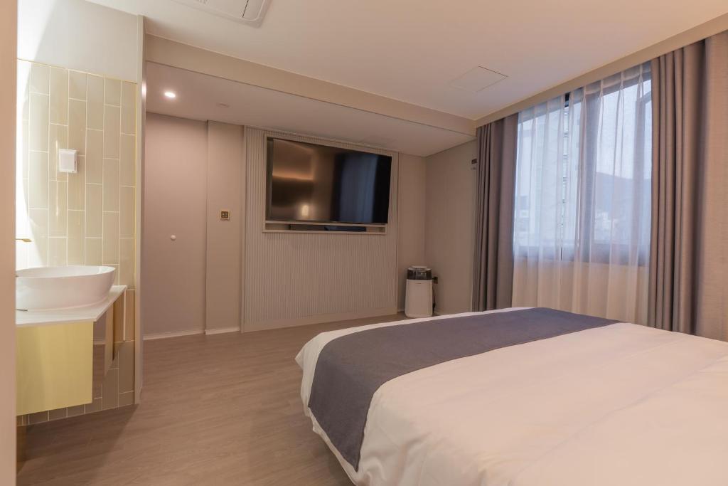 TV a/nebo společenská místnost v ubytování Denbasta Central Hotel Seomyeon