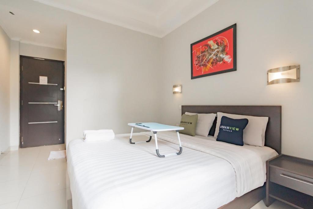 Postel nebo postele na pokoji v ubytování Urbanview Hotel Grand Malabar Bandung