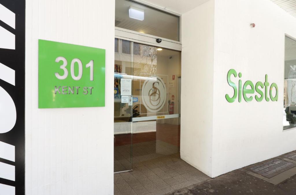 un devant de magasin avec un panneau sur la porte dans l'établissement Siesta Sydney, à Sydney