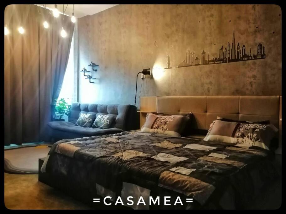 Sibu-Casamea(Shoplot)2 Bedrooms-FREE wifi & Washer في سيبو: غرفة نوم بسرير كبير وأريكة