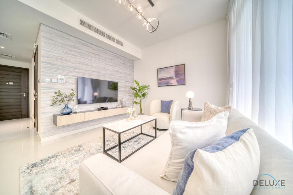 TV a/nebo společenská místnost v ubytování Cheerful 3BR Townhouse at DAMAC Hills 2, Dubailand by Deluxe Holiday Homes