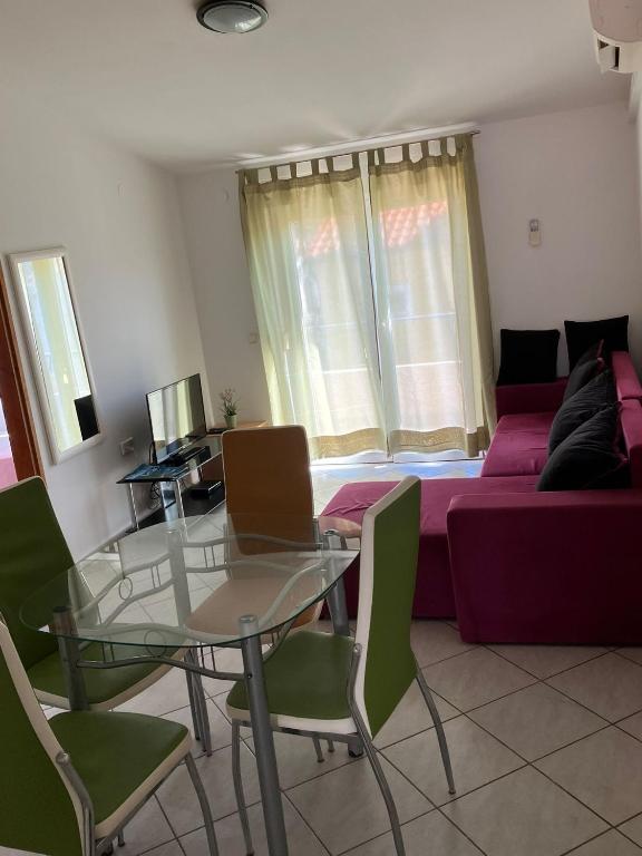 TV a/nebo společenská místnost v ubytování Apartments Nives
