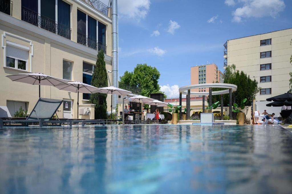 Bazén v ubytovaní Hotel Aurum alebo v jeho blízkosti