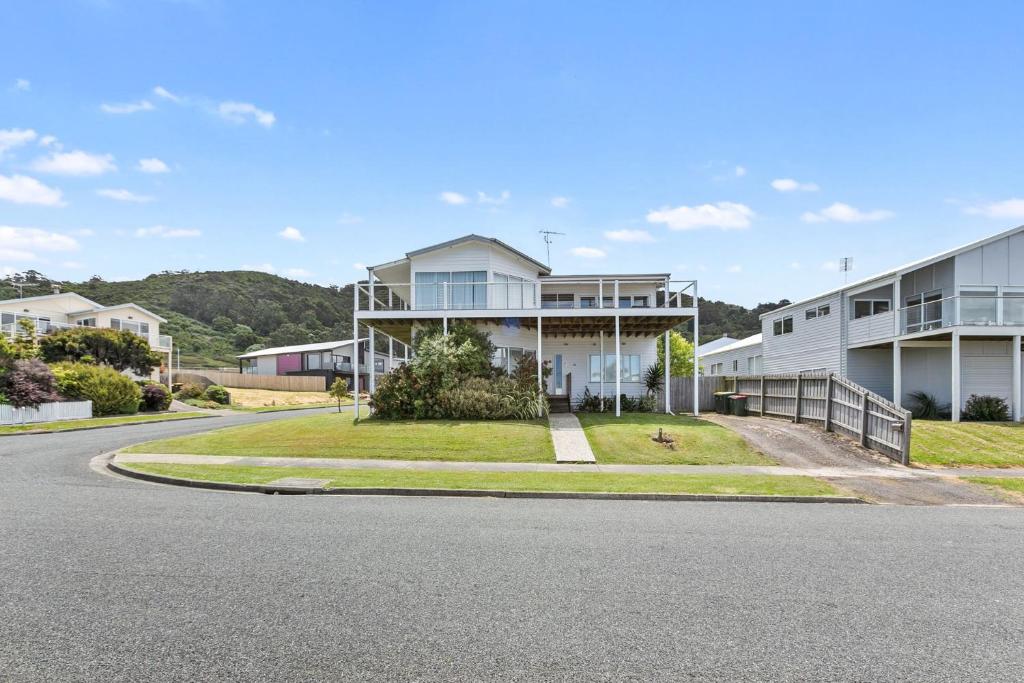 una strada vuota di fronte a una casa di Seaview Apollo Escape - BYO Linen a Apollo Bay