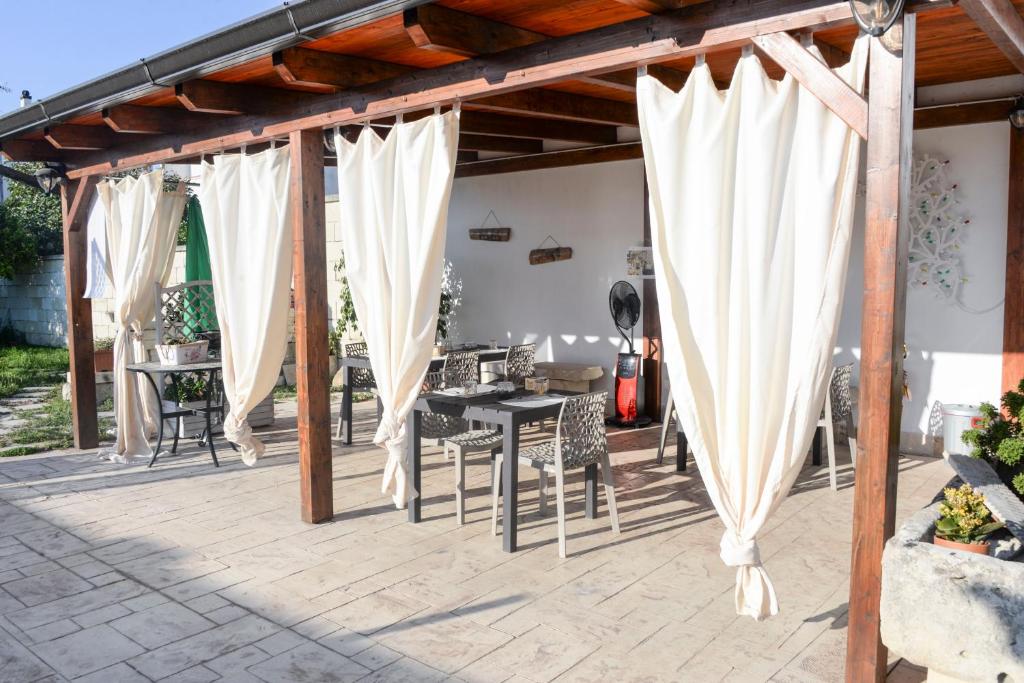 A restaurant or other place to eat at La DIMorA di Marco - Exclusive Art Rooms Salento