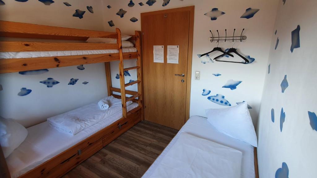 Postel nebo postele na pokoji v ubytování Alpking Hostel