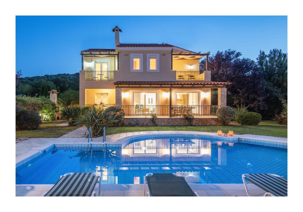 une maison avec une piscine en face d'une maison dans l'établissement Family Villa Gerani Daphni with Children's Pool and Bqq Area!, à Réthymnon