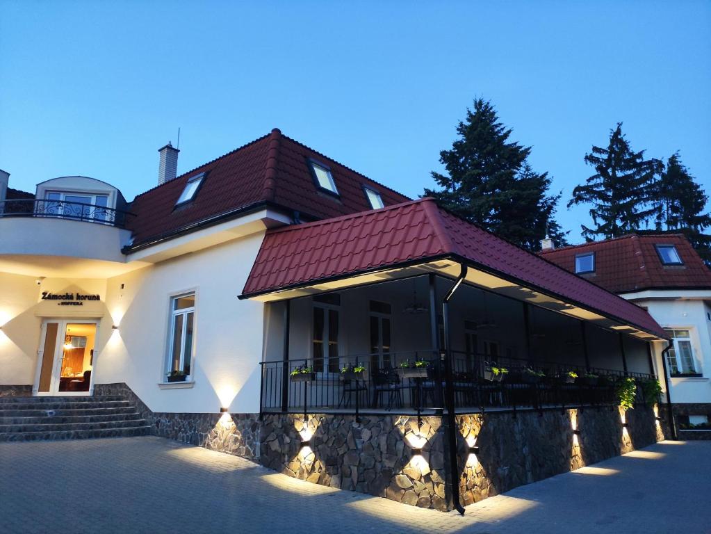 uma grande casa branca com um telhado vermelho em Zámocká koruna u Hoffera em Nitra