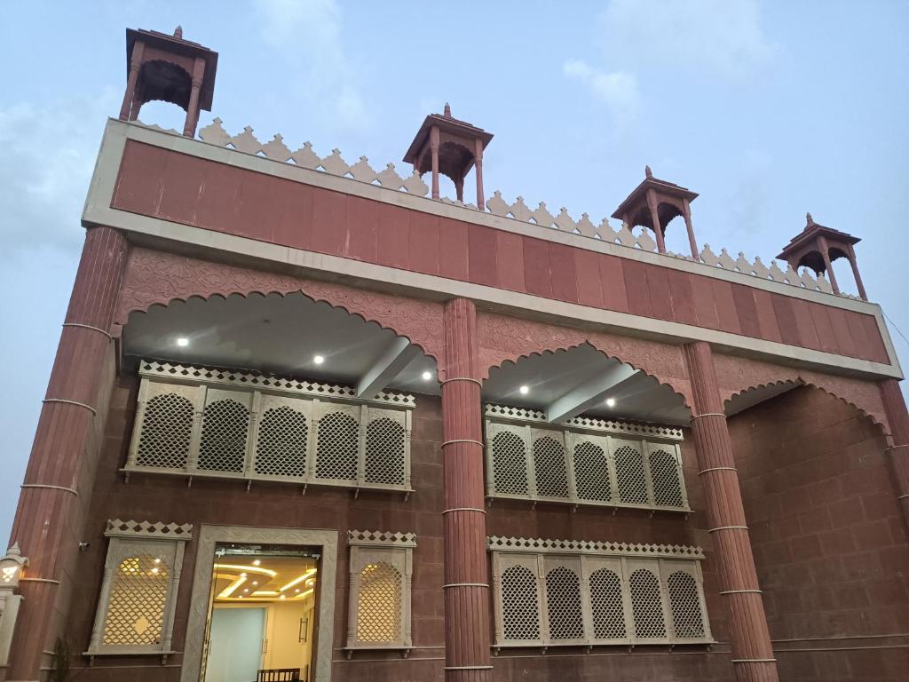 Hotel Rajwada palace في أورشها: مبنى به تحفظ على الواجهة