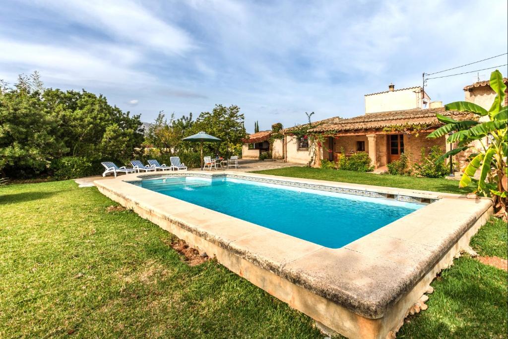 สระว่ายน้ำที่อยู่ใกล้ ๆ หรือใน Villa Can Mart By SunVillas Mallorca