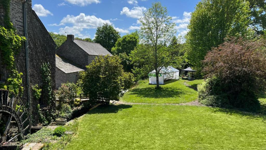 eine Luftansicht auf einen Hof mit Häusern und Bäumen in der Unterkunft MOULIN Menhirs & zone naturelle protégée in Saint-Just