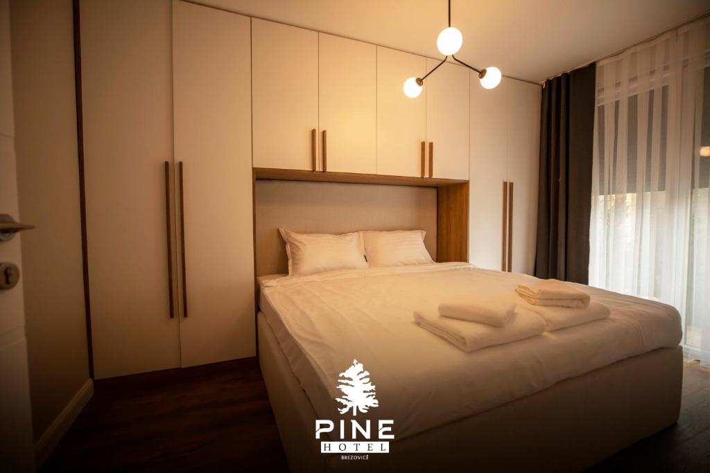 Postel nebo postele na pokoji v ubytování Pine Villas Brezovice