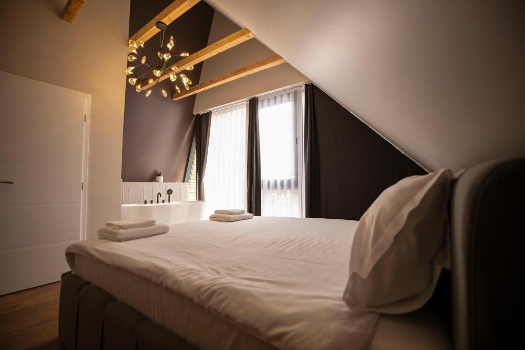 Postel nebo postele na pokoji v ubytování Pine Villas Brezovice