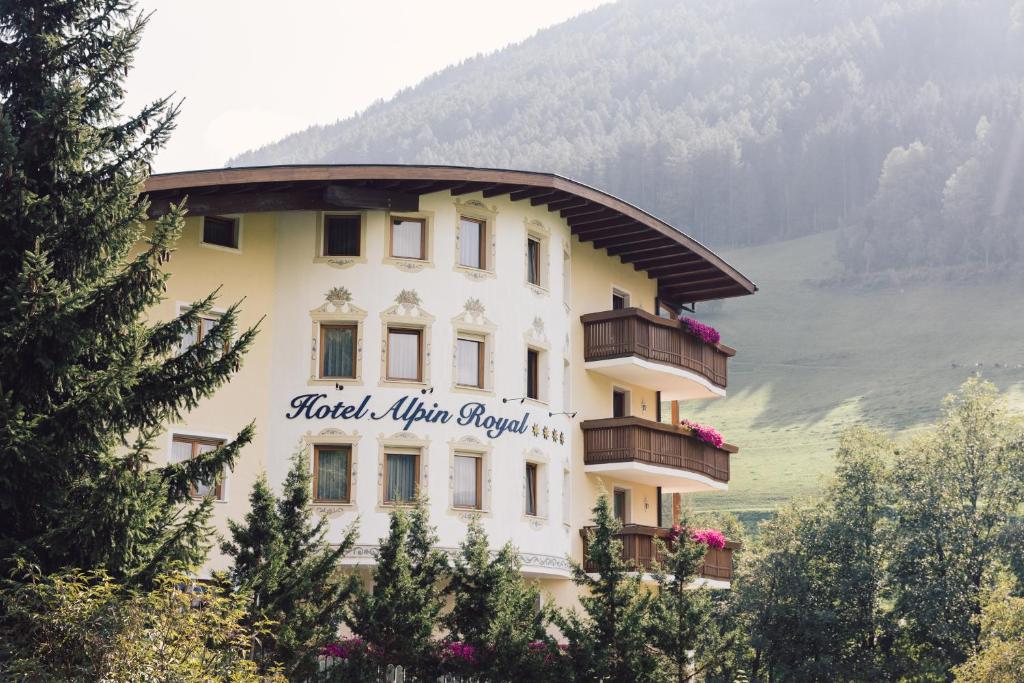um edifício com uma placa que lê o Hotel Villa Pousada Superior em Wellness Refugium & Resort Hotel Alpin Royal - Small Luxury Hotels of the World em Cadipietra