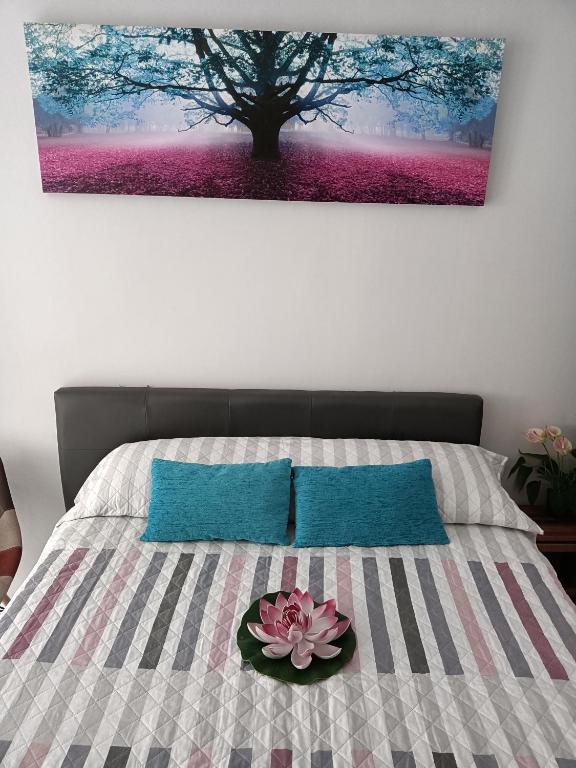 a bedroom with a bed with a flower on it at ESTUDIO EMMA in Torrevieja