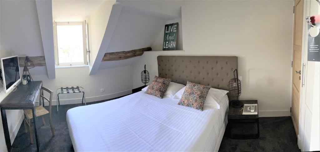 Postel nebo postele na pokoji v ubytování Hôtel Le Chantilly