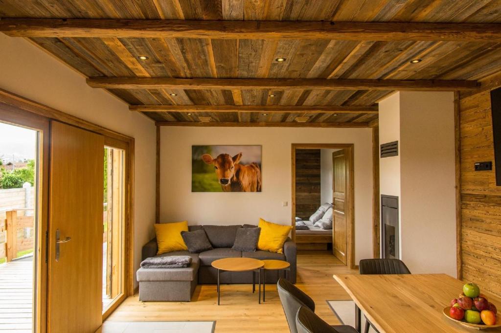 Posezení v ubytování Chalet am Ölberg mit Badefass und Altholzsauna