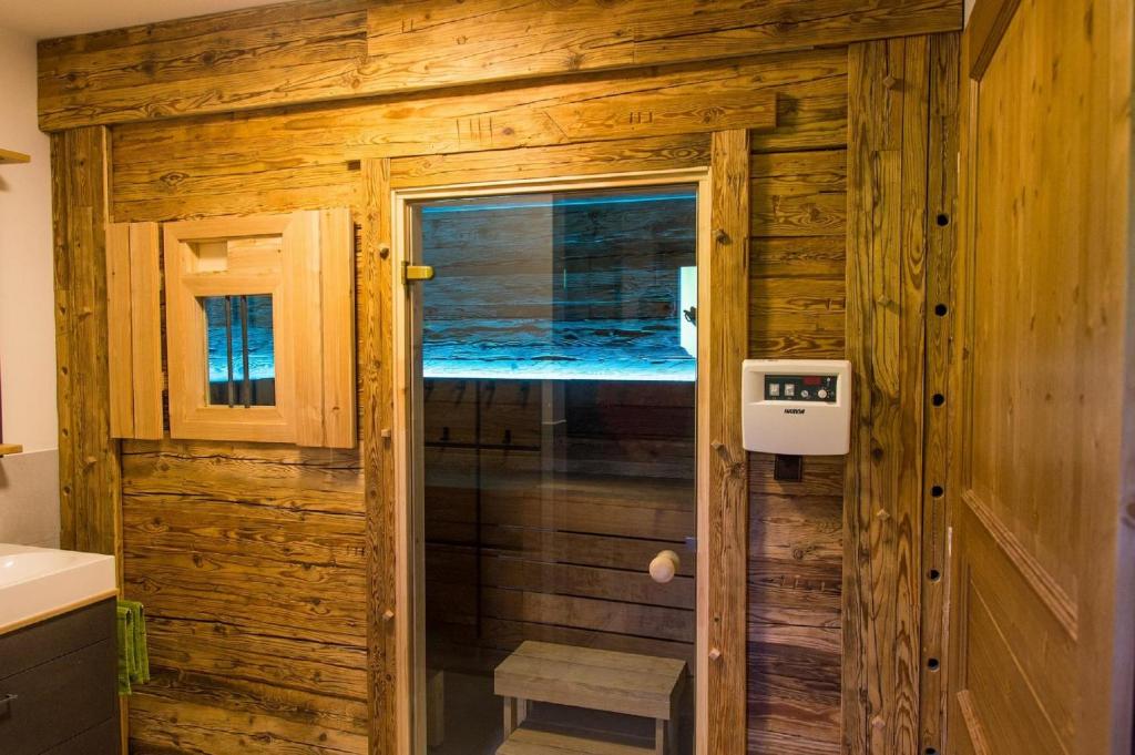 Fotografie z fotogalerie ubytování Chalet am Ölberg mit Badefass und Altholzsauna v destinaci Waldmünchen